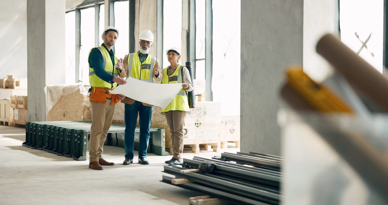 Équipe de construction sur un chantier couvert par une attestation nominative décennale