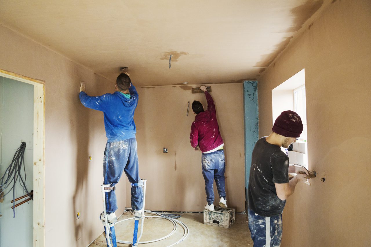 Pose de carrelage collé sur chape lors d'une rénovation