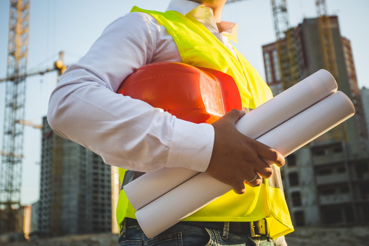 Contrôleur technique de la construction inspectant un chantier