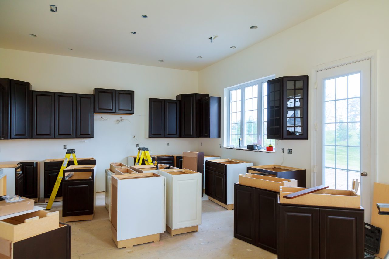 Installation de meubles de cuisine sur mesure dans une maison