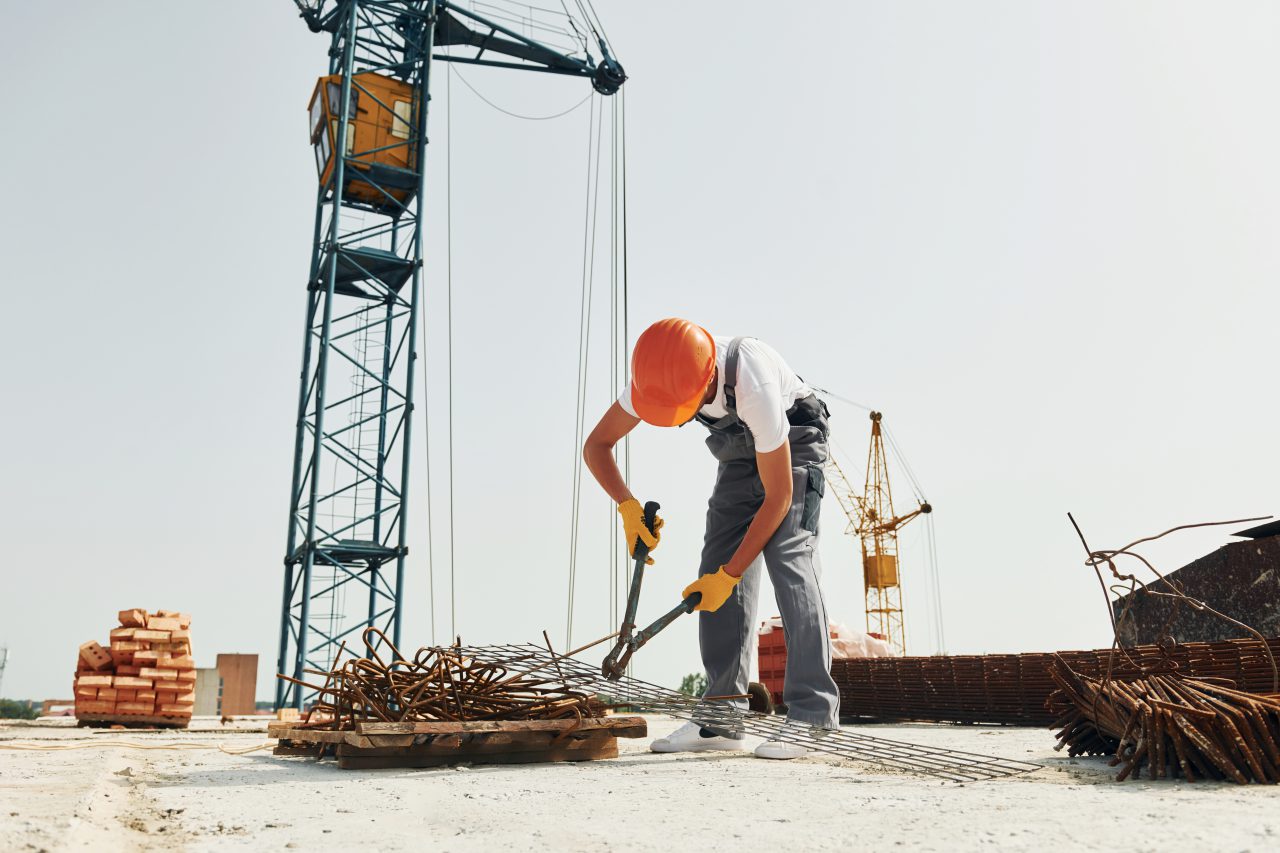 Ouverture d'un chantier de construction avec grue