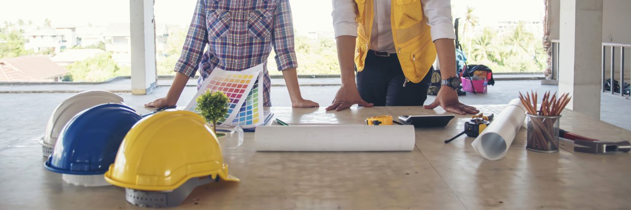 Réunion d'équipe d'ingénieurs et partenaires d'une entreprise de construction