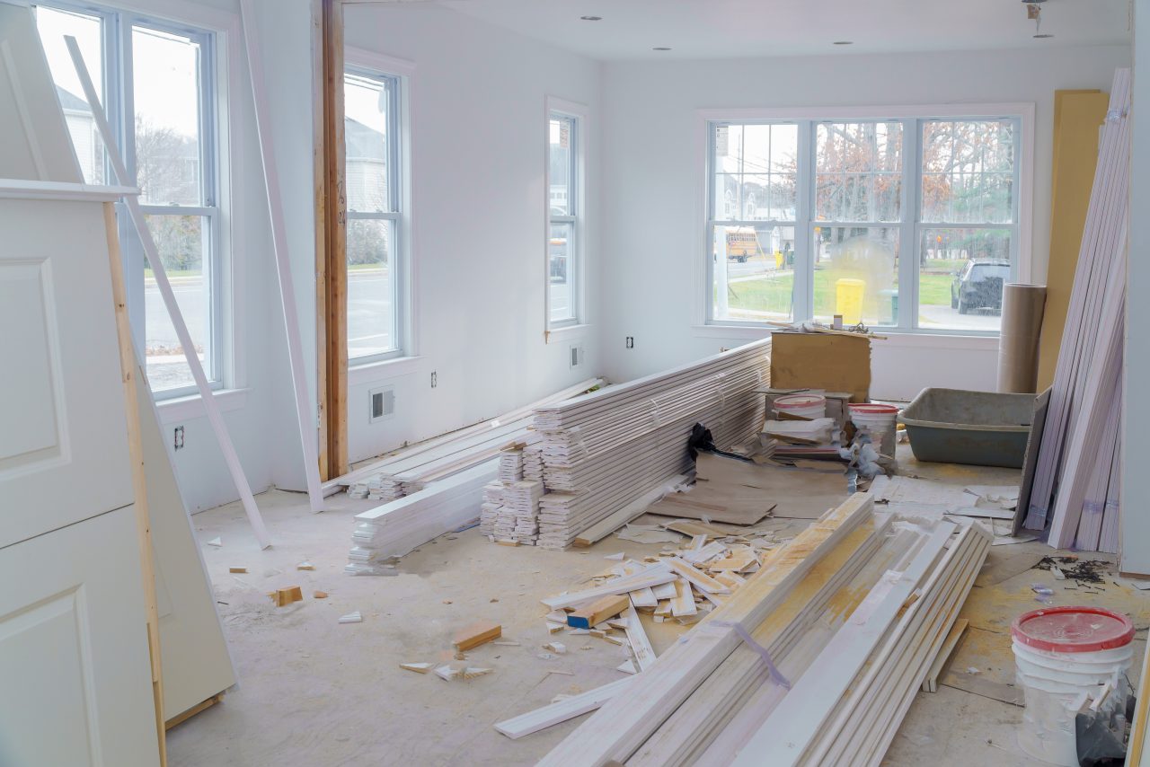 Chantier de rénovation intérieure avec matériaux de construction