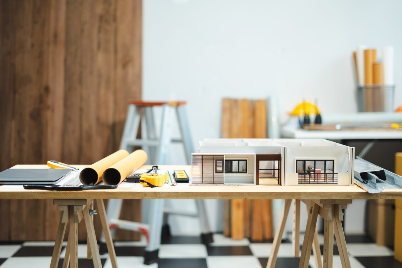 Maquette d'architecture et étude d'un procédé de construction sur un bureau